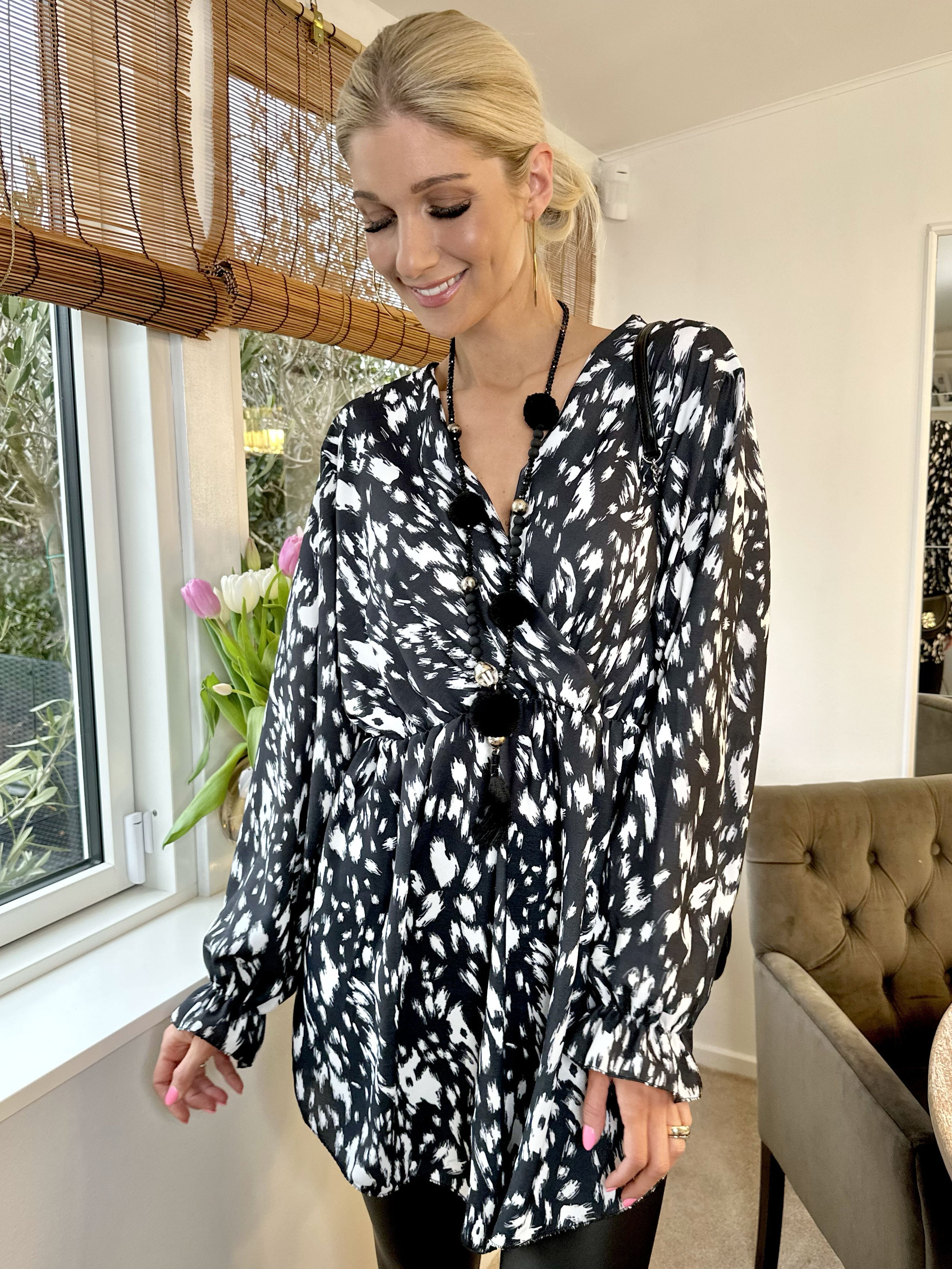 Yda - Söt mönstrad blus med gummiband i midjan